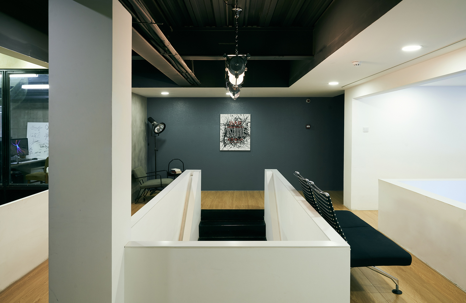 閔行區(qū)120平黑白色調(diào)攝影棚辦公室裝修設(shè)計(jì)-第1張圖片-上海古都建筑設(shè)計(jì)集團(tuán) 閔行區(qū)120平黑白色調(diào)攝影棚辦公室裝修設(shè)計(jì)-第1張圖片-上海古都建筑設(shè)計(jì)集團(tuán)