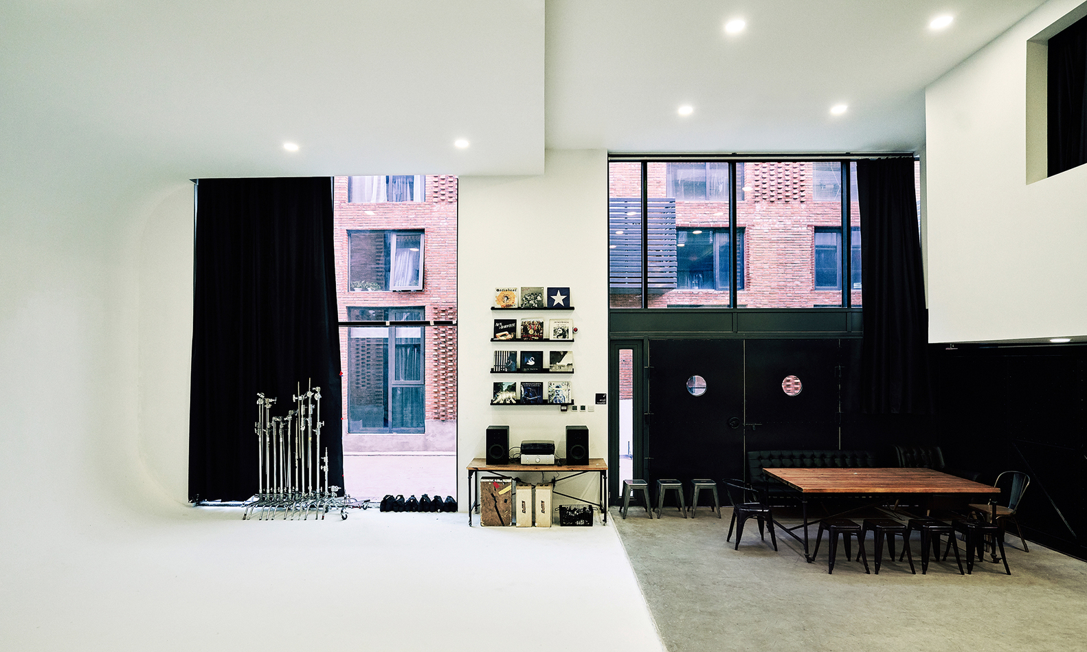 閔行區(qū)120平黑白色調(diào)攝影棚辦公室裝修設(shè)計(jì)-第4張圖片-上海古都建筑設(shè)計(jì)集團(tuán) 閔行區(qū)120平黑白色調(diào)攝影棚辦公室裝修設(shè)計(jì)-第4張圖片-上海古都建筑設(shè)計(jì)集團(tuán)